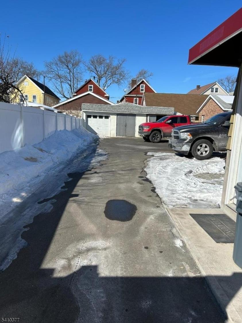 driveway/3 garages