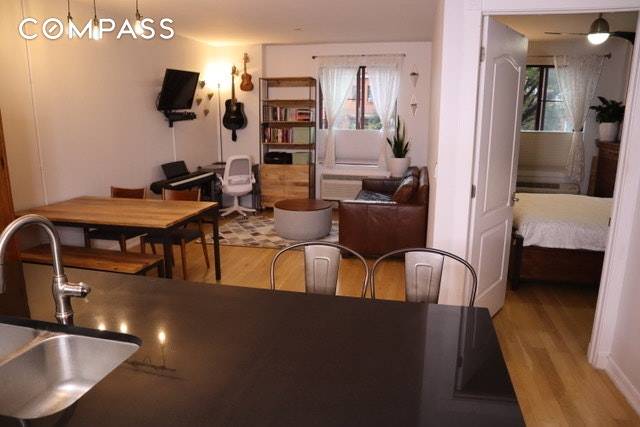 NO BROKER FEE ! Available 12 1 Mint Condition, luxury 1 bed, 1 bath in Astoria.
