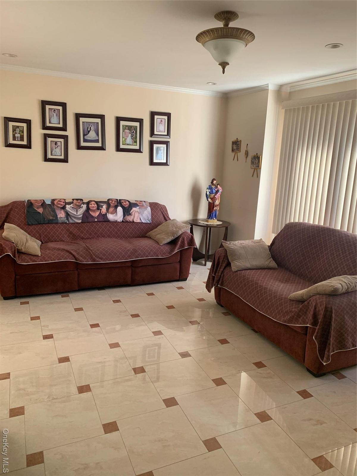 Living area with ornamental molding