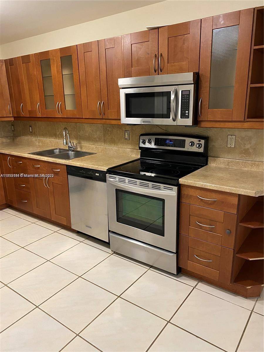 BEAUTIFUL AND SPACIOUS TOWNHOUSE 3 BEDROOMS 2 HALF BATHROOMS IN VISIONS AT5 BONAVENTURE, CORNER UNIT WITH LAKEVIEW, FENCED PATIO, ENJOY ALL TOWN CENTER AMENITIES