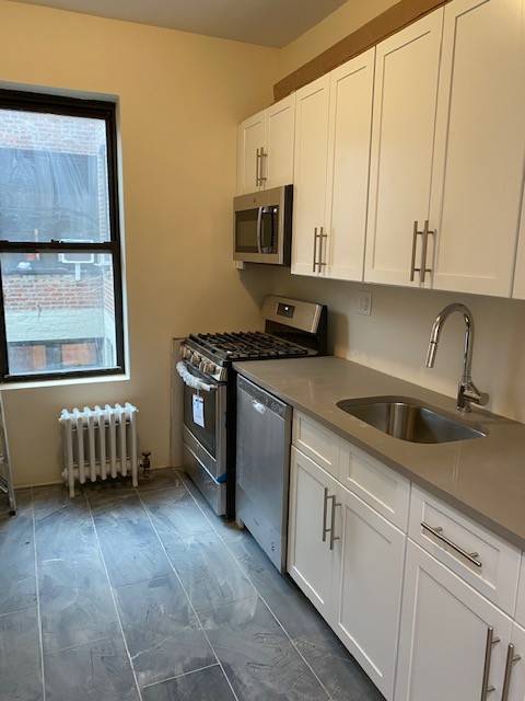 Beautiful renovated 2 bedroom apartment in the hearth of Kensington only a few minutes to the subway F amp ; G train.