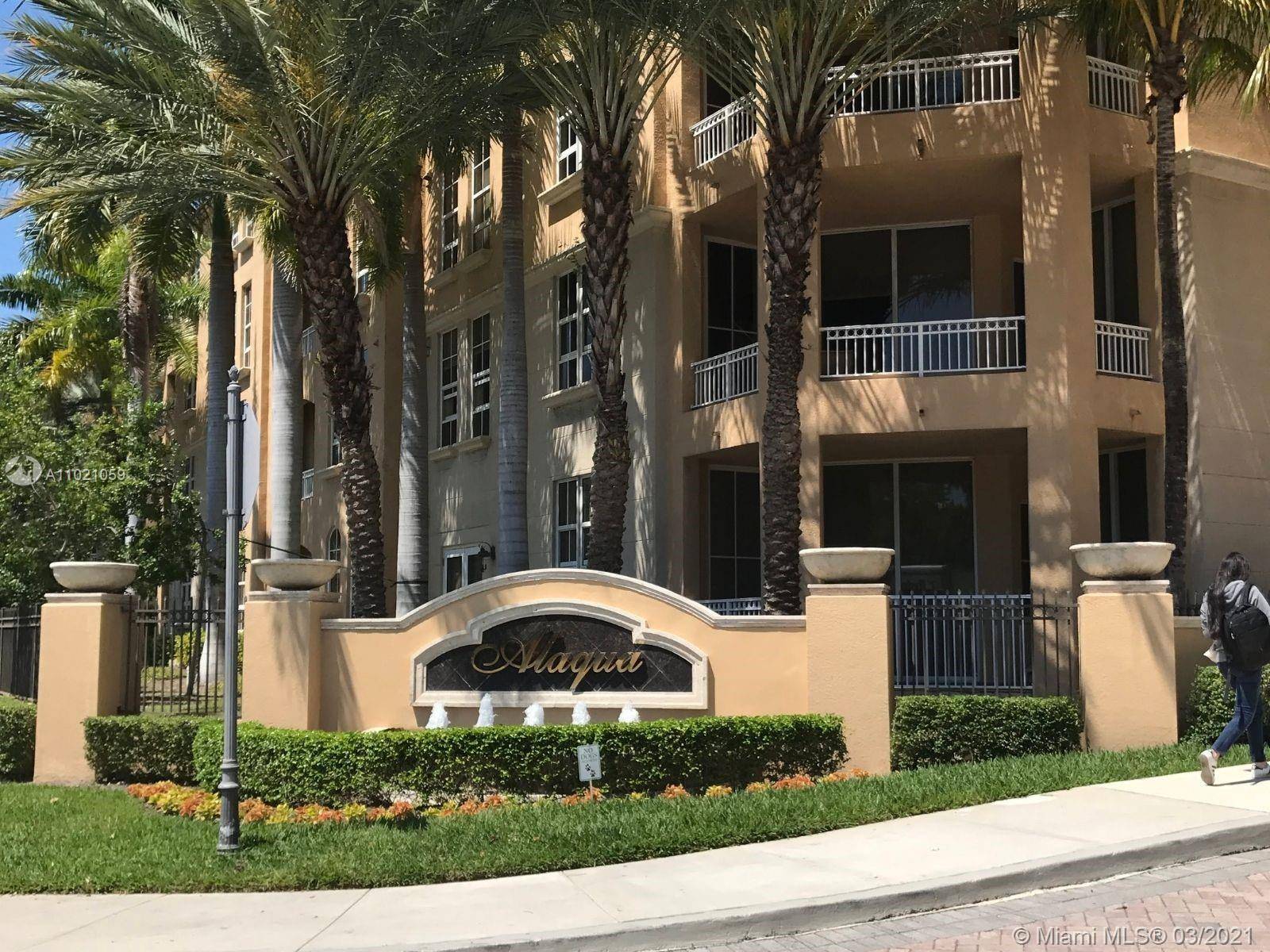 Comfortable 1 bed 1 bath apartment plus terrace located in the attractive Aventura area in the Mediterranean style Alaqua Condominio surrounding of lovely landscaped courtyards and near of the retailers, ...