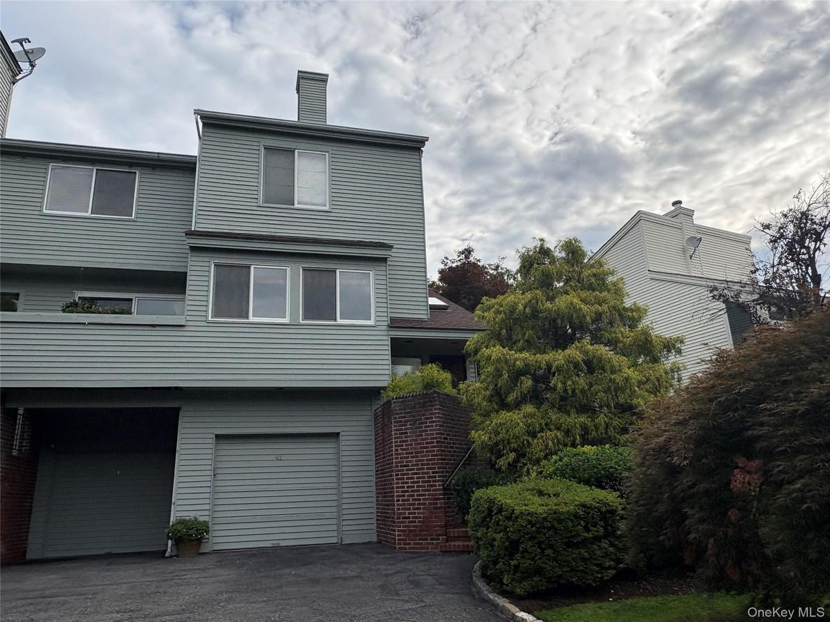 #41 Waterside Close - end unit with 4 beds & 3 1/2 baths