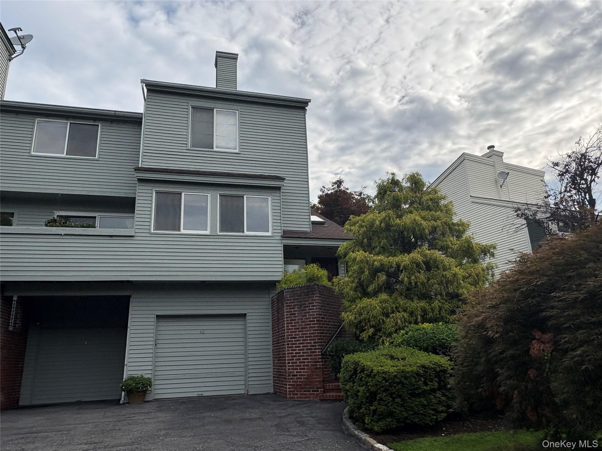 #41 Waterside Close - end unit with 4 beds & 3 1/2 baths