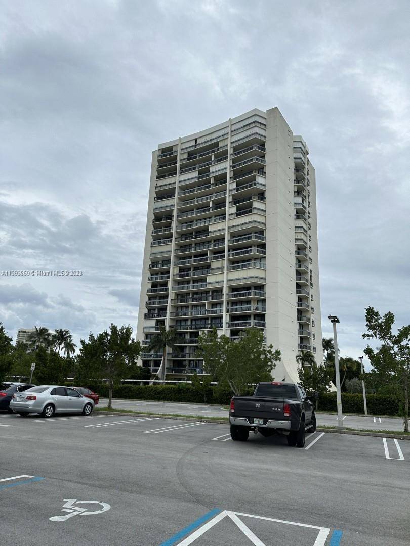 Great condo on 20th floor with beautiful views from 2 balconies overlooking a golf course and downtown West Palm Beach.