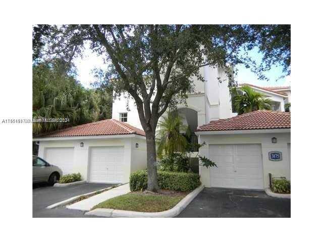 Amazing 1 bed 1 bath villa condo with private garage 2 parking spaces in the heart of Aventura.