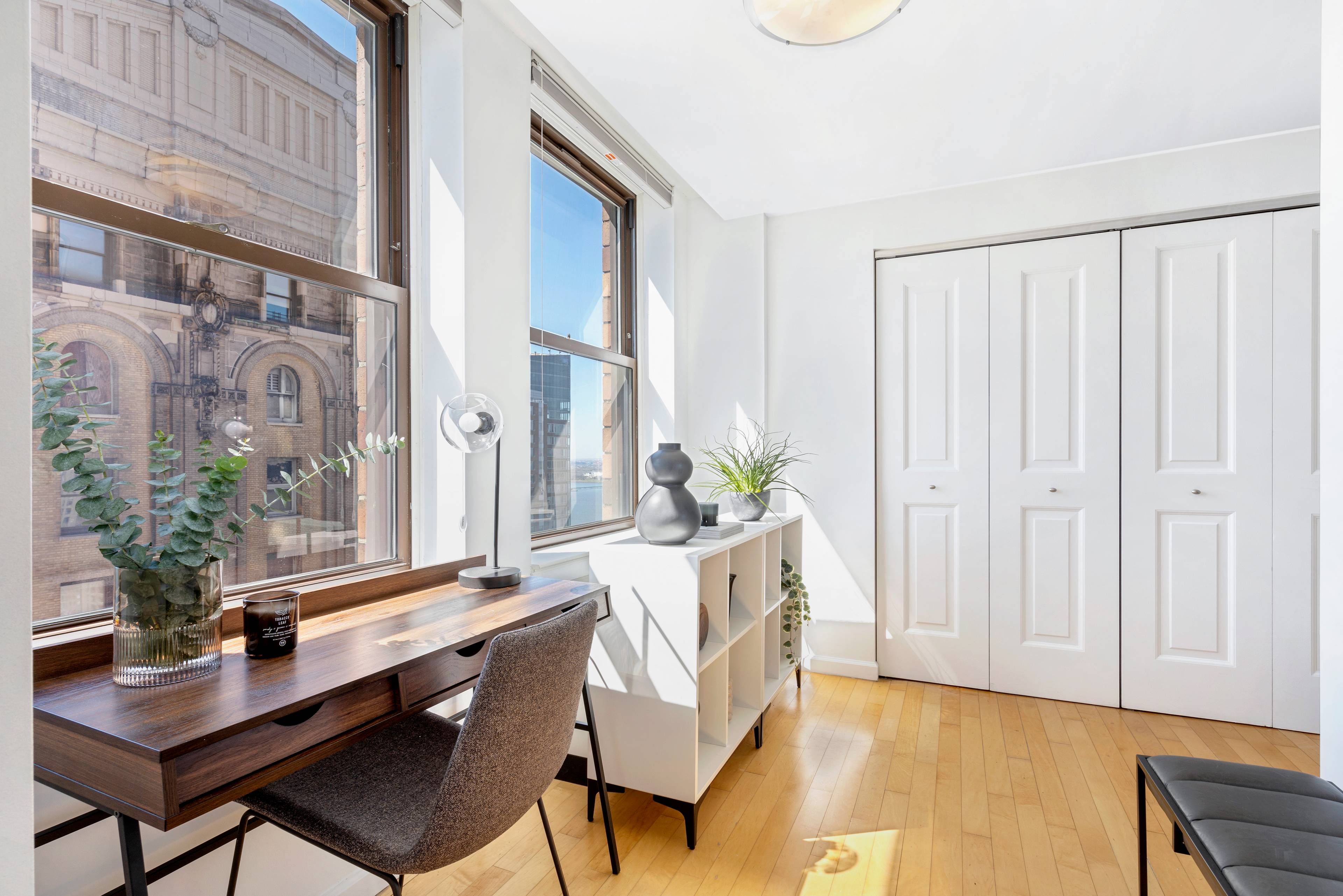 Residence 33E is a beautiful, high floor studio unit in the historic Downtown Club Condominium in trendy FIDI.