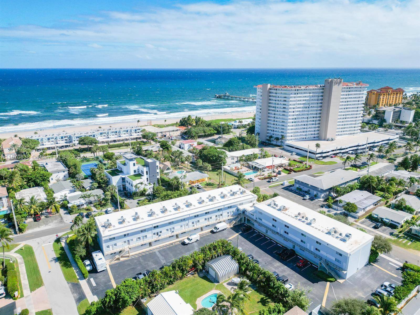 THIS CHARMING 1 BEDROOM 1 BATHROOM OFFERS A PRIME LOCATION JUST STEPS AWAY FROM BEACH, DINING AND ENTERTAIMENT, MODERN KITCHEN WITH STAINLESS STEEL APPLIANCES, SPACIOUS LIVING AREA, WASHER AND DRYER ...