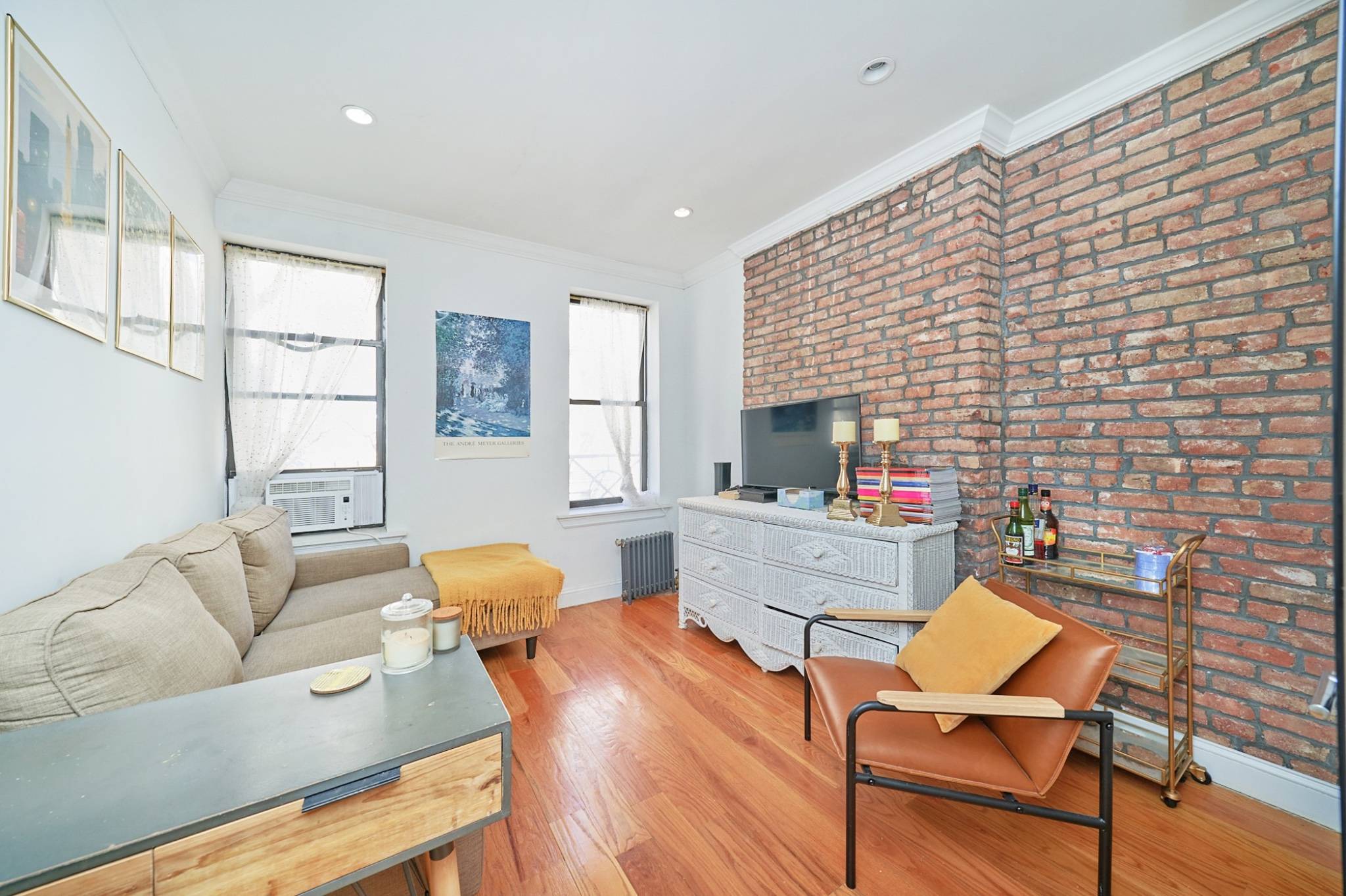 Beautiful 1 bedroom located in the heart of the Upper East Side available May 1stApartment Details In unit washer dryer Stainless steel appliances including dishwasher and microwave Hardwood floors Recessed ...