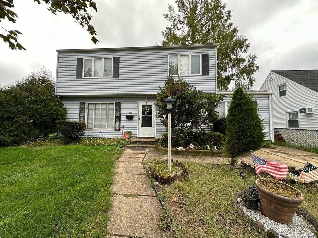 Discover the endless possibilities of this charming Levittown mother daughter home !