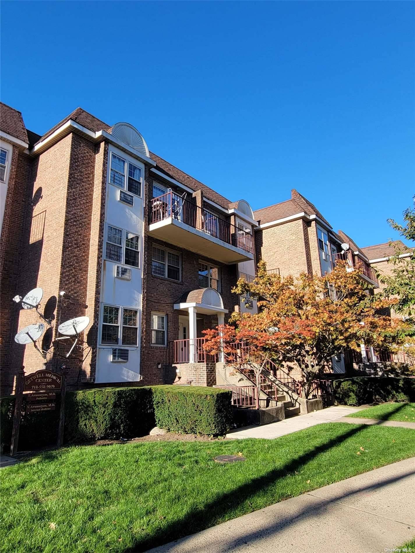 Great Opportunity to live in a beautiful DUPLEX Condo with 2 Bedrooms and 2.