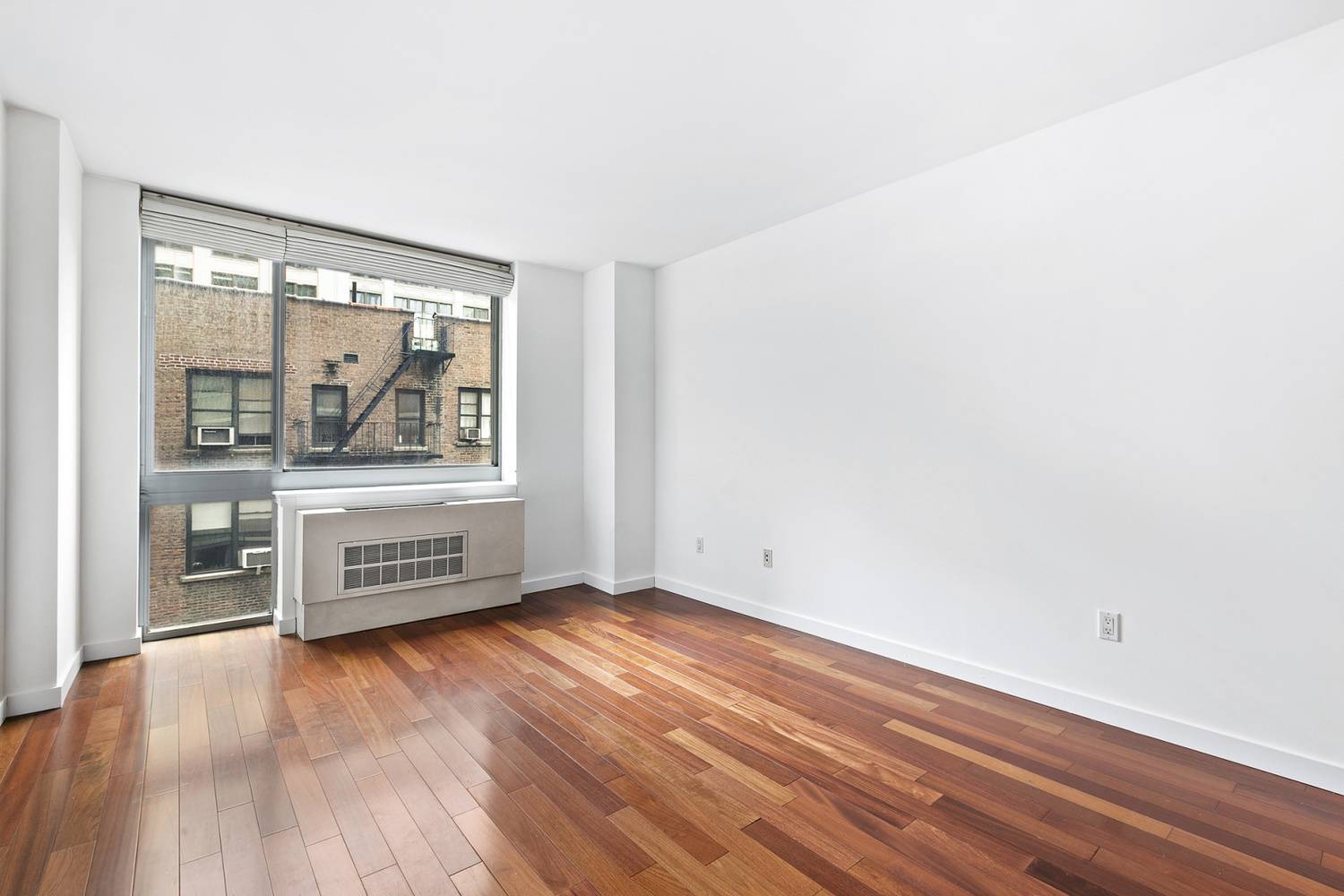 This mint condition studio with cherry hardwood floors is located in the desirable Crossing 23rd, steps from Madison Square Park.