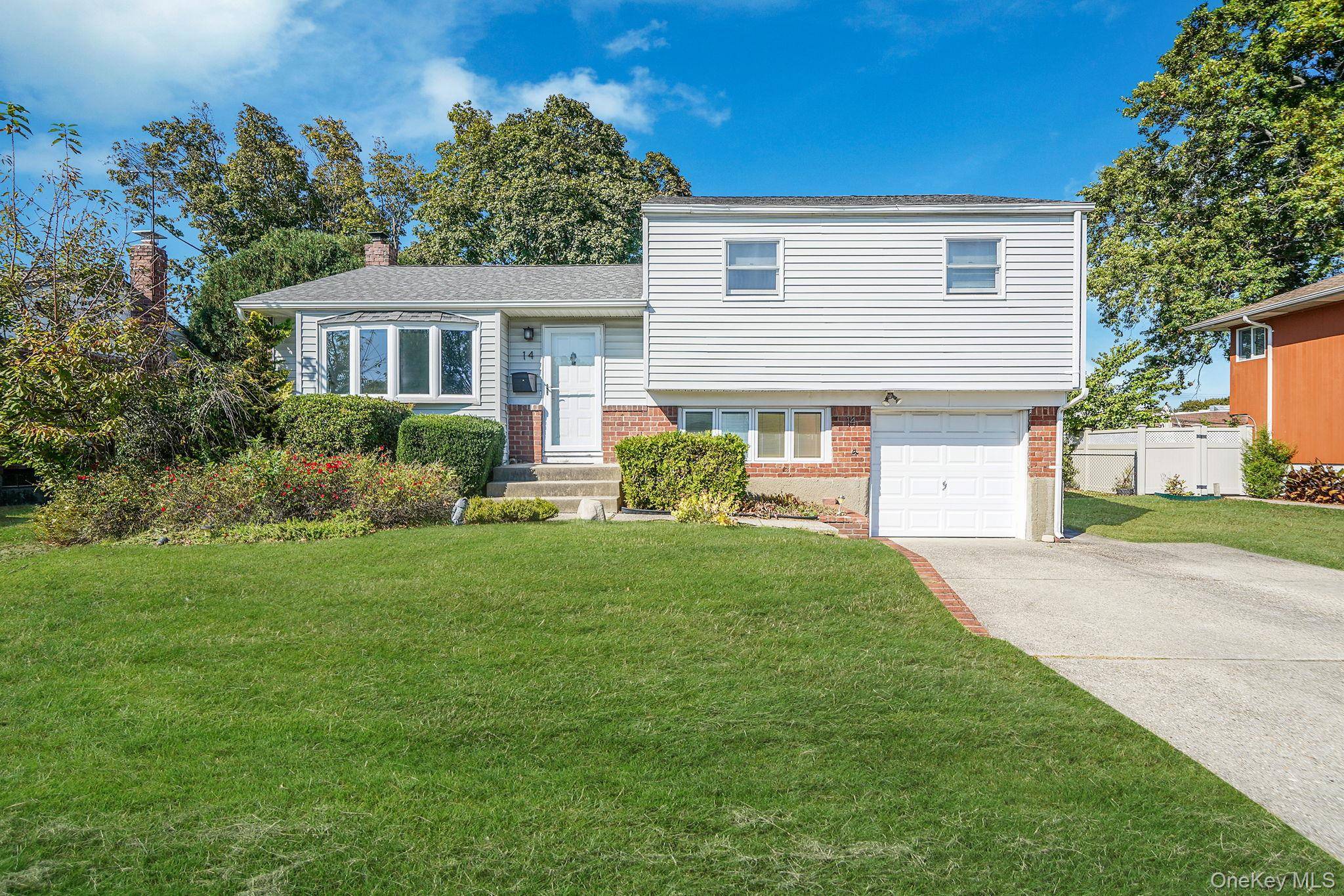 Welcome to 14 Lincoln Rd N, Plainview !