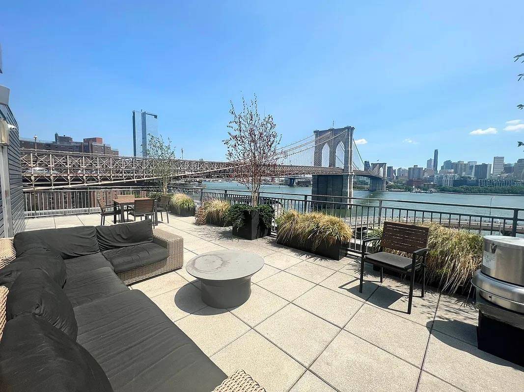 Spacious 2 bedroom in a boutique 40 unit luxury doorman building in the heart of the Seaport !