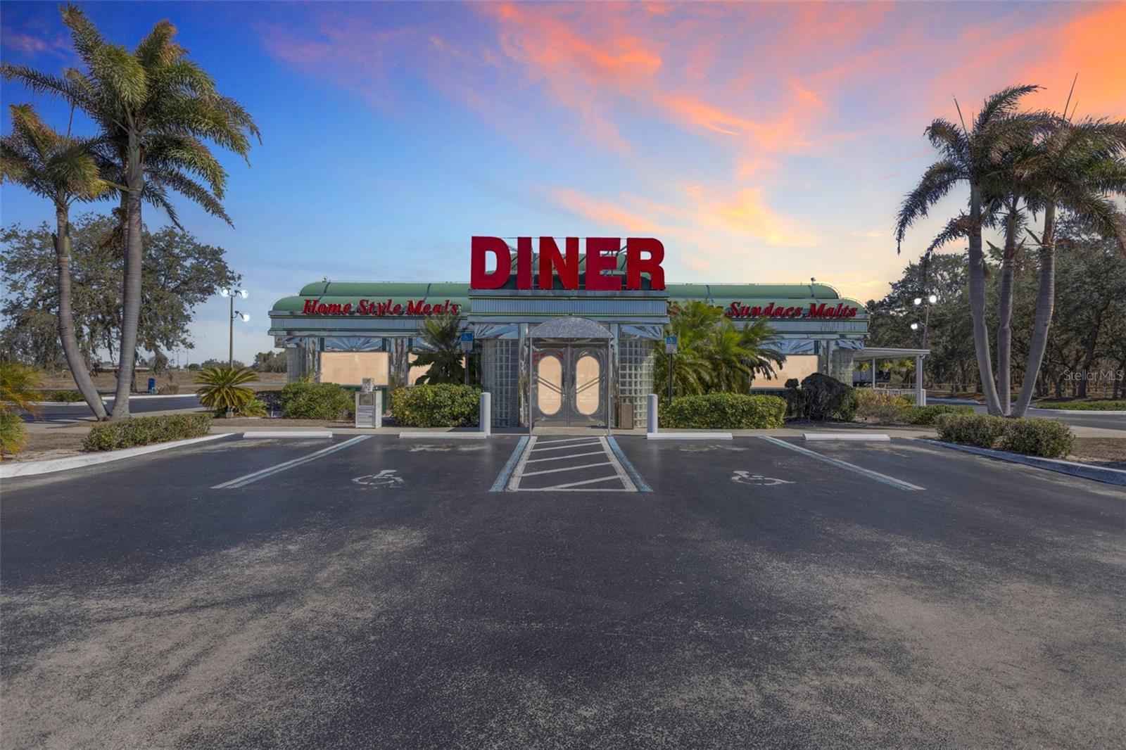 Freestanding 4,155 SF restaurant building for sale on US-27 in Sebring, Florida with high-visibility highway frontage and on-site parking.