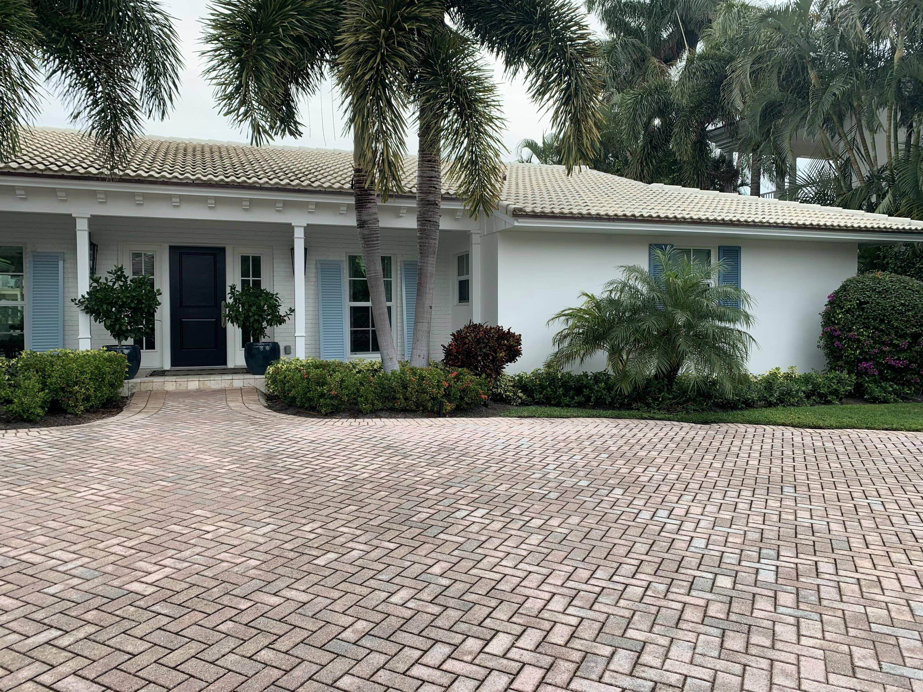 Beautiful 3 bedroom, 4 bath Intracoastal home minutes to the beach and downtown Delray !