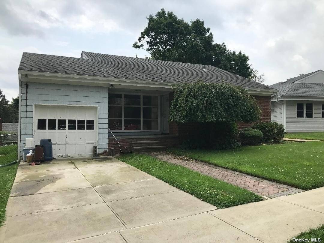 FRESHLY PAINTED RANCH IN THE ROYAL RANCH SECTION OF GLEN OAKS, BRAND NEW STOVE, REFRIGERATOR AND RANGE HOOD, HOME FEATURES FORMAL DR, LR, FRONT PORCH, ONE FULL BATH AND ONE ...