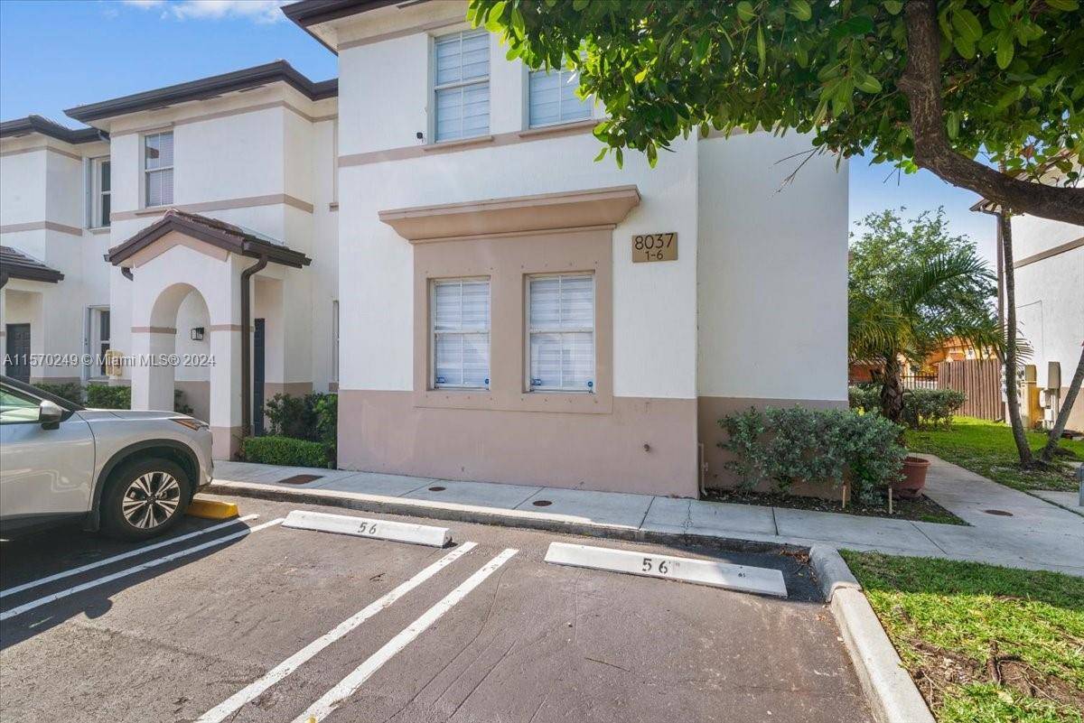 Beautiful 2 story townhouse with a STUNNING LOCATION in the City of Hialeah.