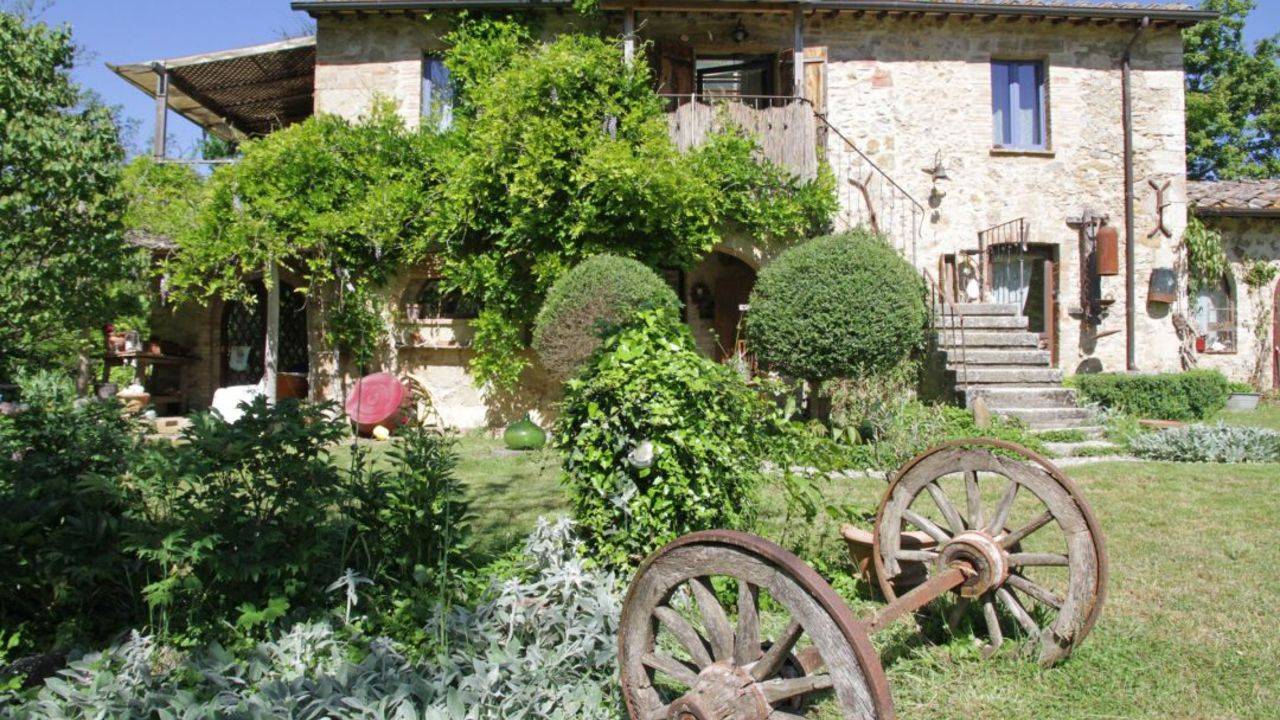 Tuscan Farmhouse for sale in Trequanda, Castelmuzio, Siena. Renovated farmhouse with land for sale in Trequanda overlooking Sant'Anna in Camprena