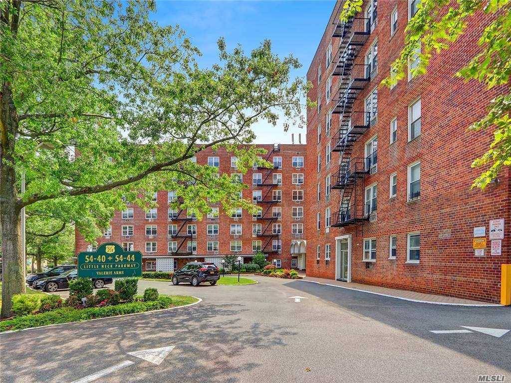 Move right in to this spacious alcove studio located in the highly desirable Little Neck area.
