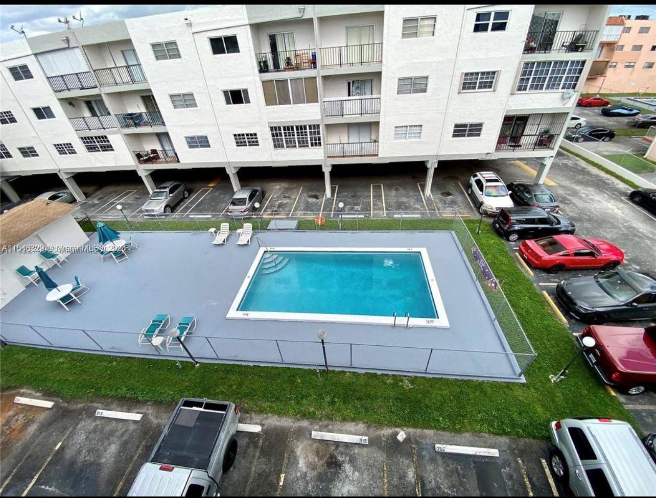 Beautiful 2 bedrooms 2 bathroms apartment, recently renovated, located in heart the Hialeah.