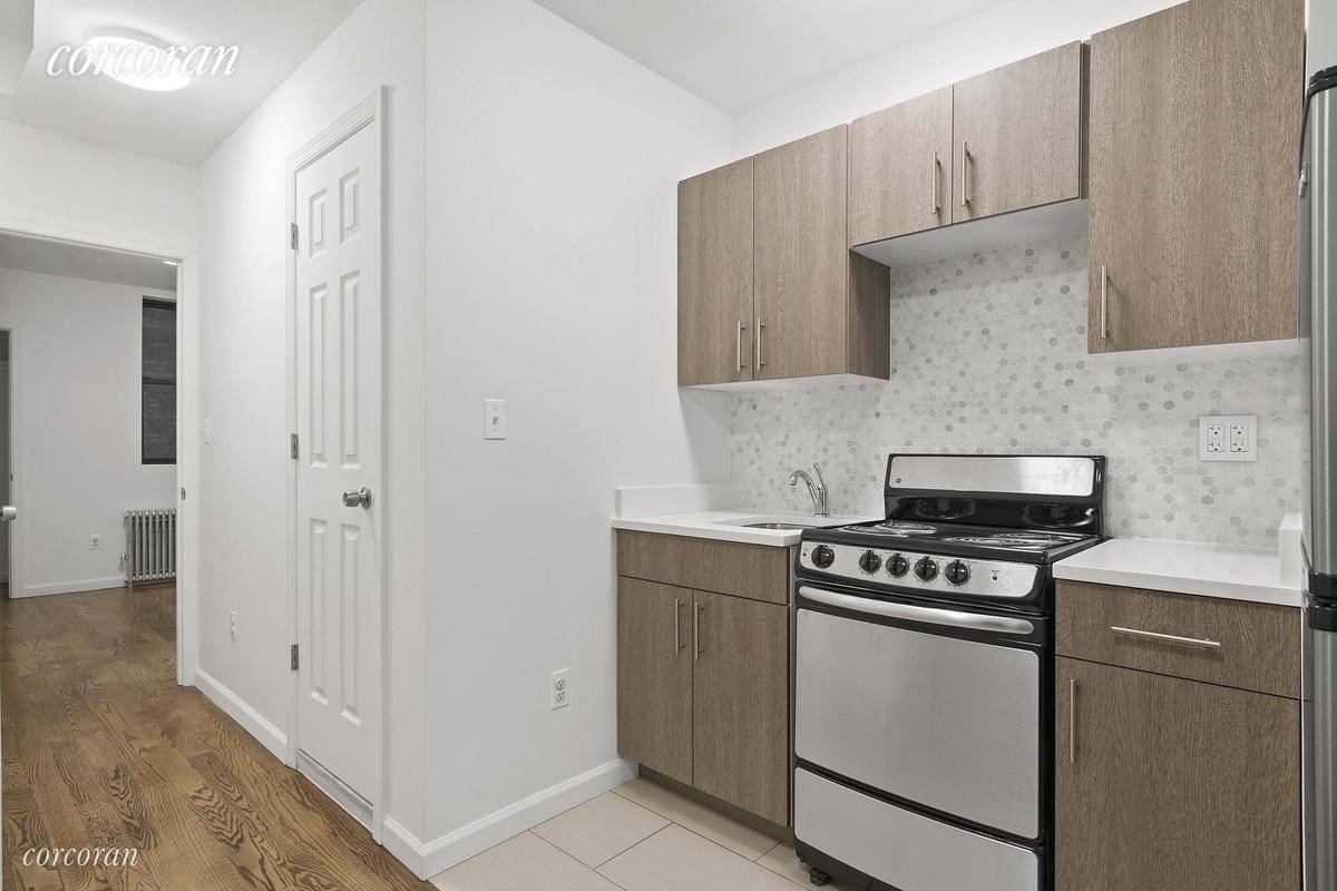 Bright, spacious and completely renovated 1 bedroom in prime Soho !