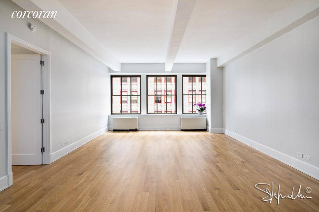 Come and live in the Cass Gilbert, a landmarked, prewar, luxury boutique condominium designed by the renowned architect Cass Gilbert, of Woolworth Building fame.