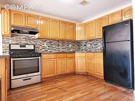 We have a gorgeous, recently renovated, three bedroom apartment available to rent in Bedford Stuyvesant, Brooklyn.