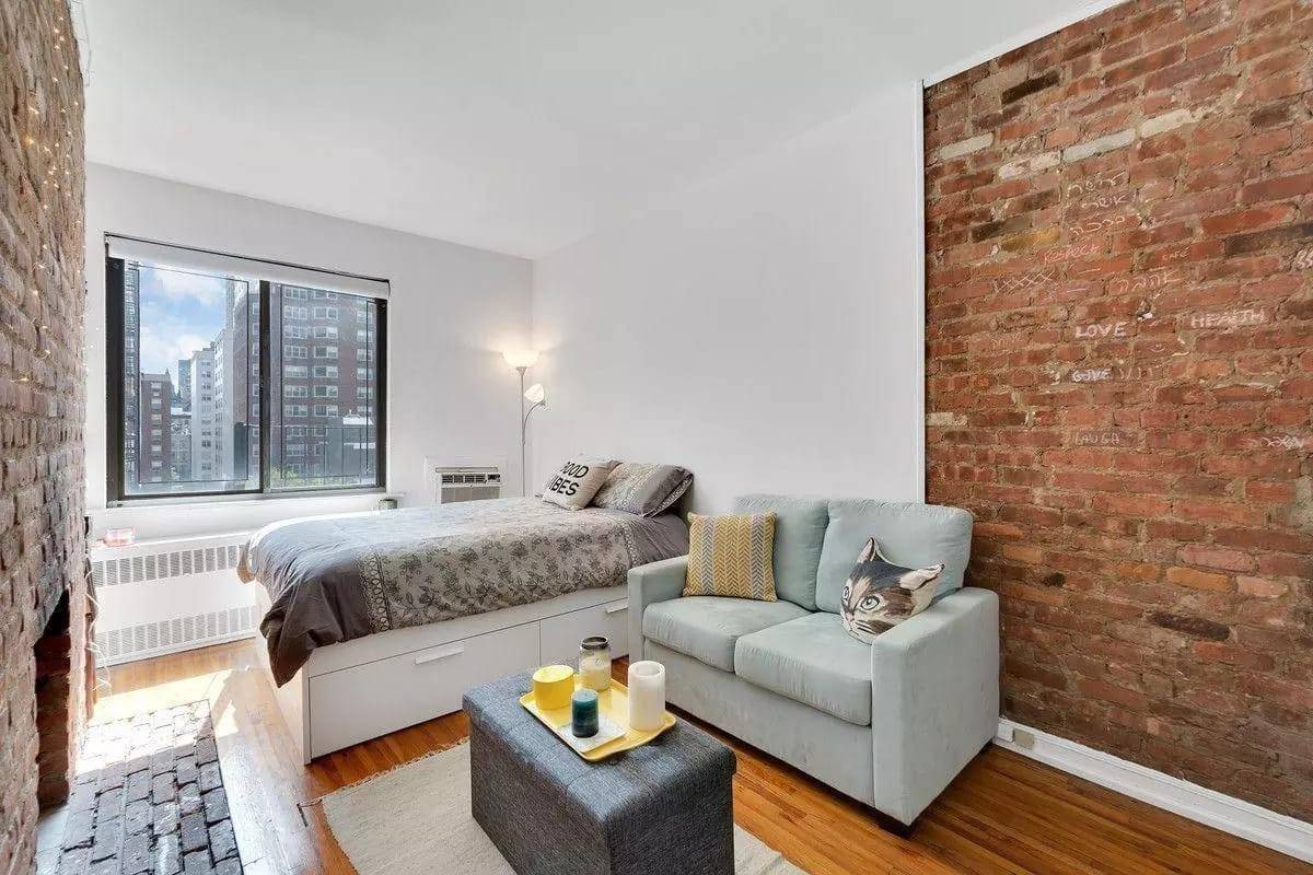GRAMERCY PERFECTION SOUTH FACING, TOP FLOOR PREWAR STUDIO WITH WOOD BURNING FIREPLACE !