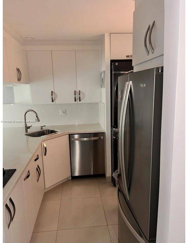 Beautiful 2 bedrooms, 2 bathrooms apartment, recently renovated located in the heart of Hialeah.