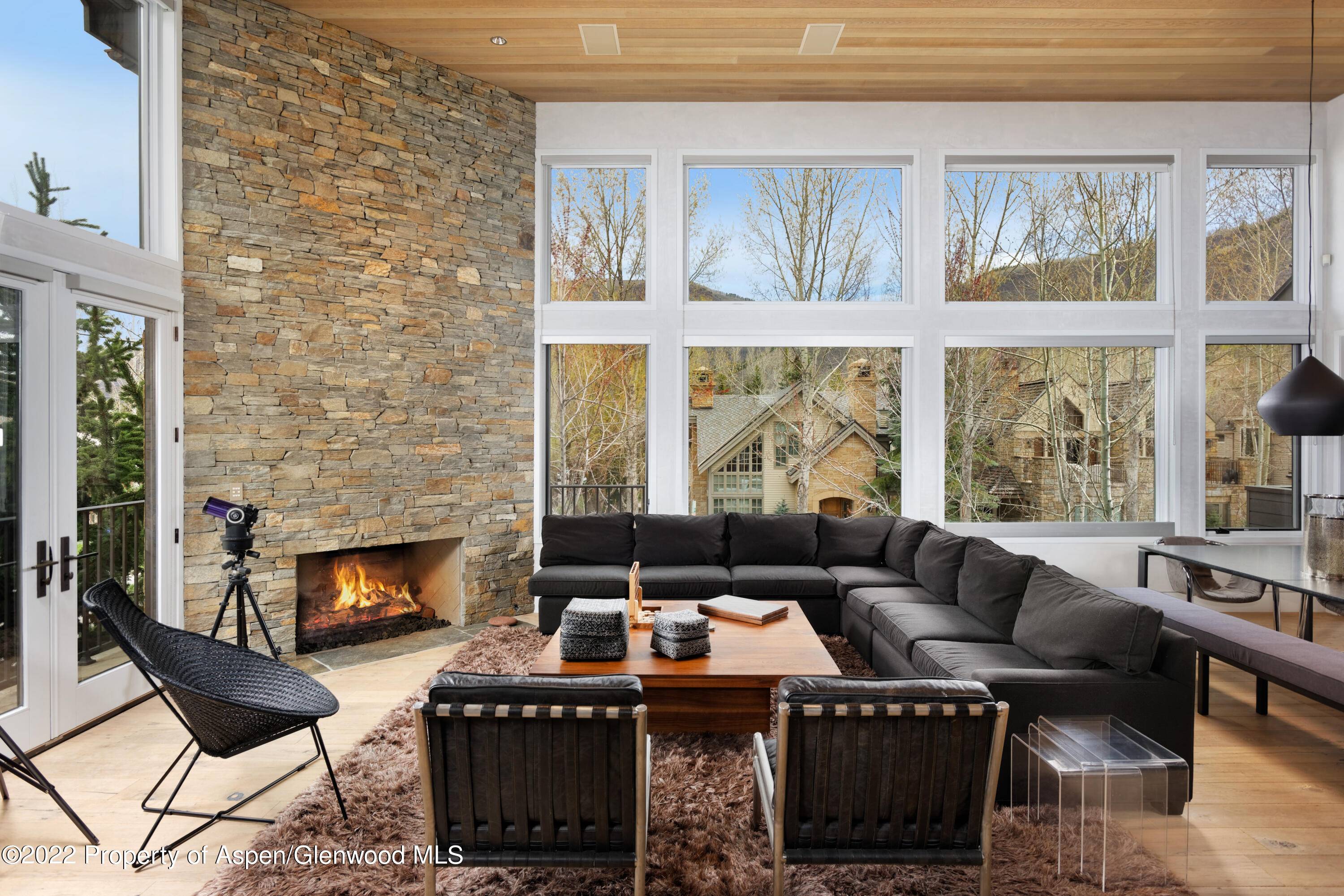 STR PERMIT 080696 One of Aspen's core townhomes with contemporary styling, this 3, 526 square foot property boasts 4 bedrooms and has an open living, dining and kitchen area on ...