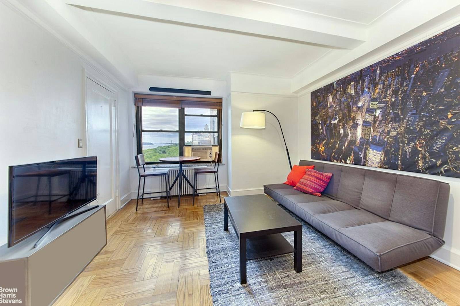This quiet high floor studio is perfect for its flexible and expansive layout that can accomodate a generous living area, sleeping and home offcie space.