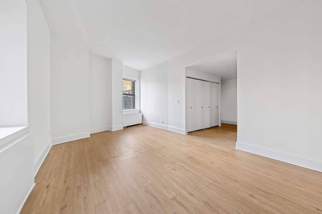 HUGE 1 bedroom in Midtown come to the center of the action.