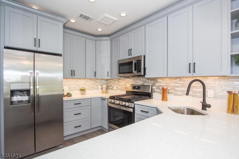 QUARTZ COUNTERS / SOFT CLOSE