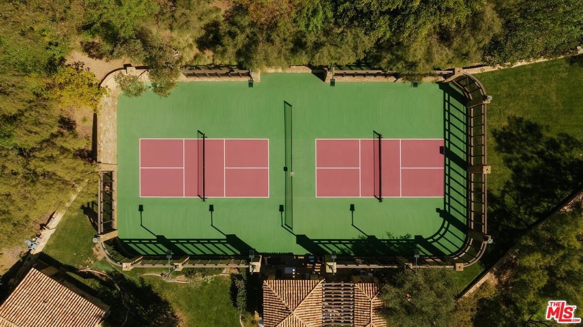 Dual pickleball courts