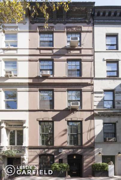 51 East 92nd Street is a five story, single family townhouse located just steps off of Madison Avenue in the heart of Carnegie Hill.
