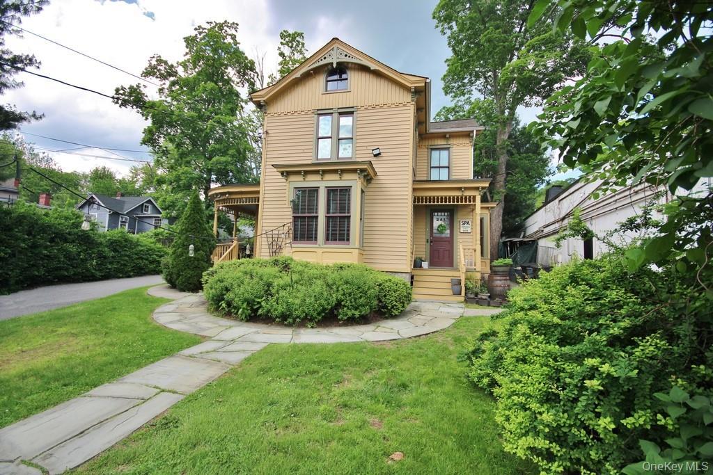 View of front of home featuring a front yard