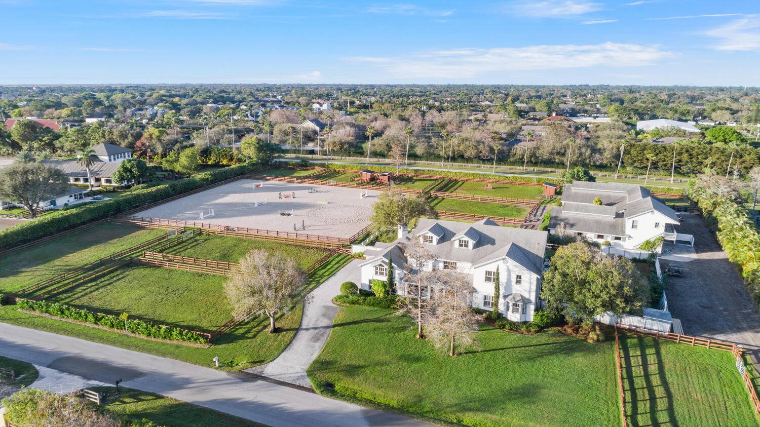 Beautiful 4 acre farm situated within a very short hacking distance to Wellington International Showgrounds !
