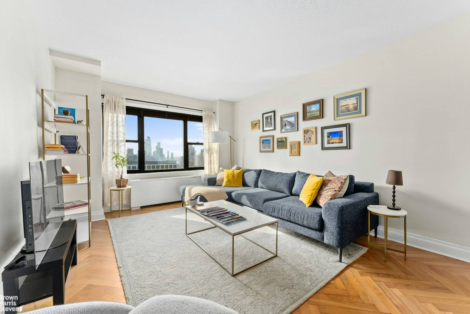 Welcome home to a perfect and bright 1bdrm in the heart of the Upper West Side !