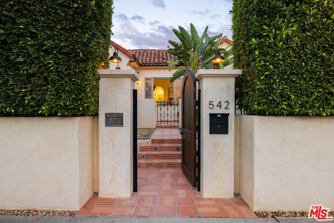 542 N Curson Ave 4BR Hancock Park La