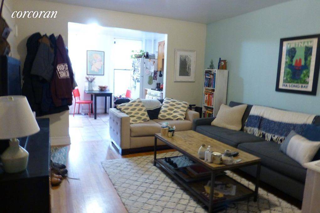 Beautiful townhouse top floor apt on sought after Pacific St !