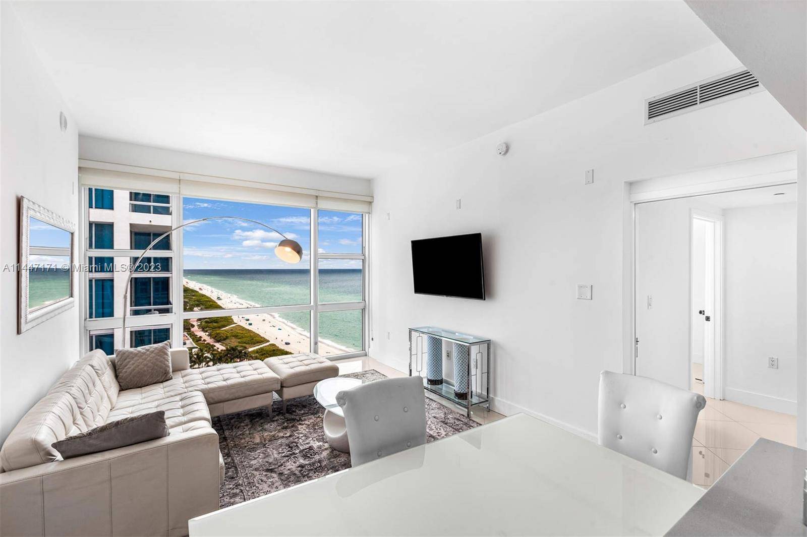 Welcome to Penthouse 11, located at Miami Beach s Carillon wellness resort.