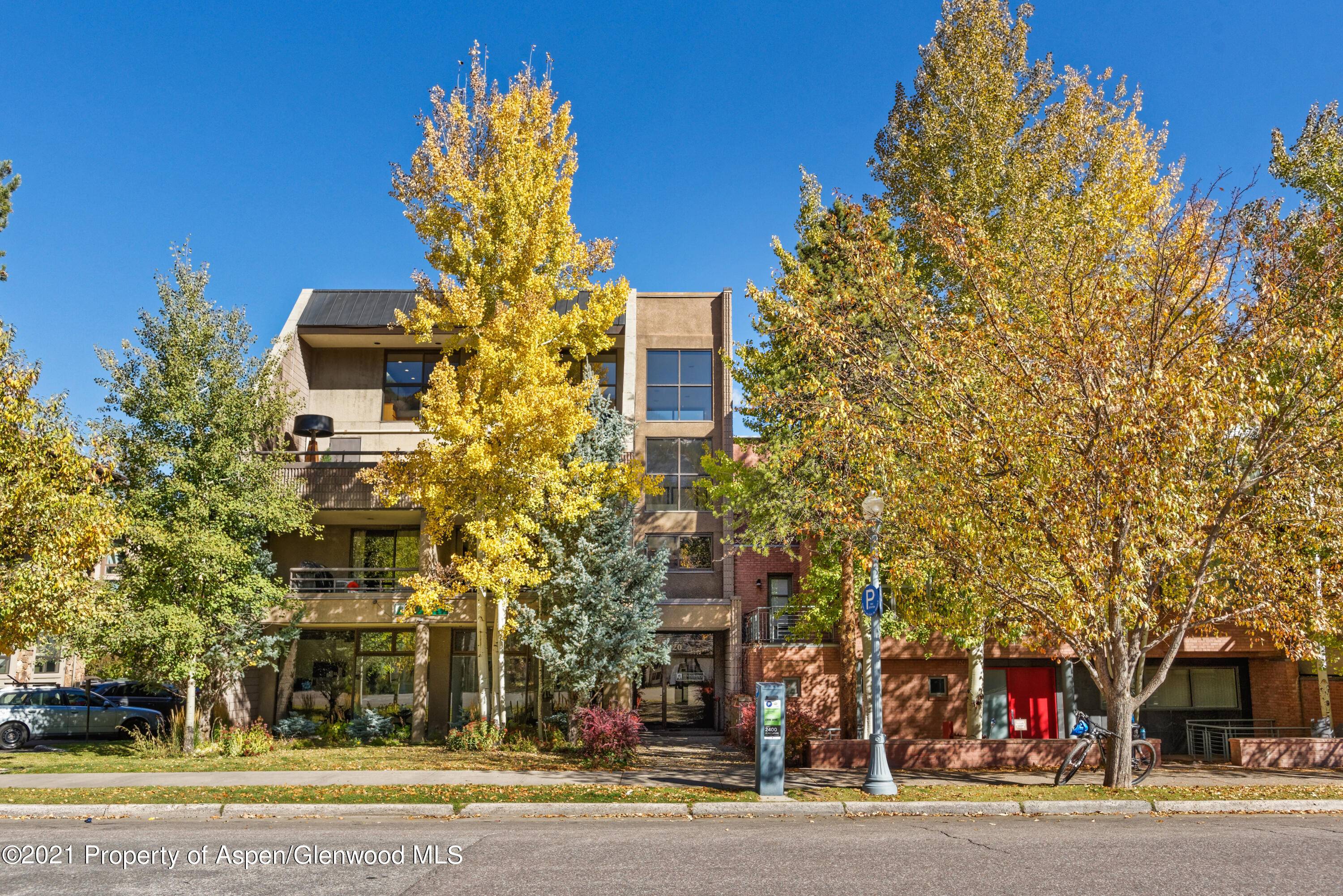 This light filled Aspen Penthouse is centrally located in Aspen's Downtown Core and has direct Aspen Mountain views.