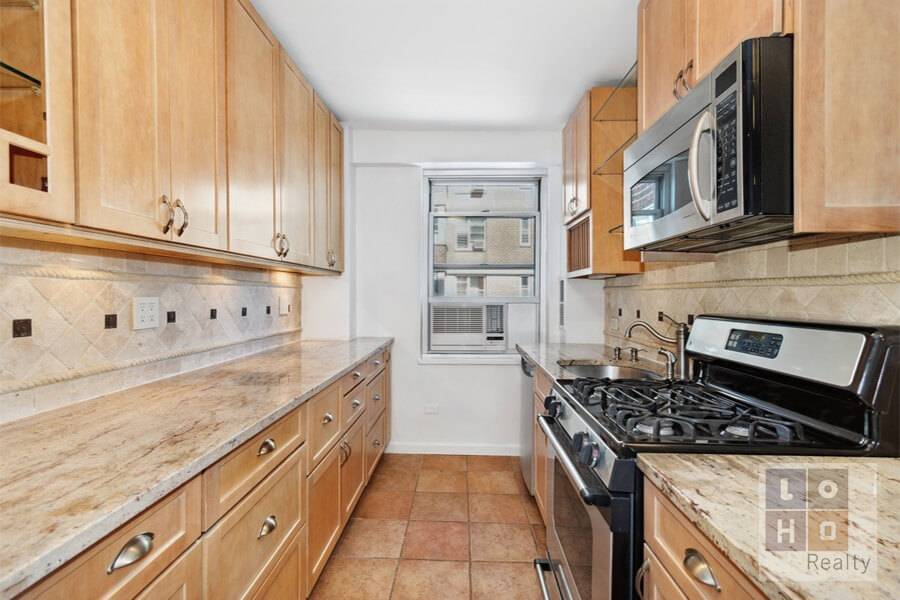Renovated high floor, 1 bedroom with balcony apartment featuring beautiful sunrises and fantastic views of the East River amp ; Williamsburg Bridge all year round !