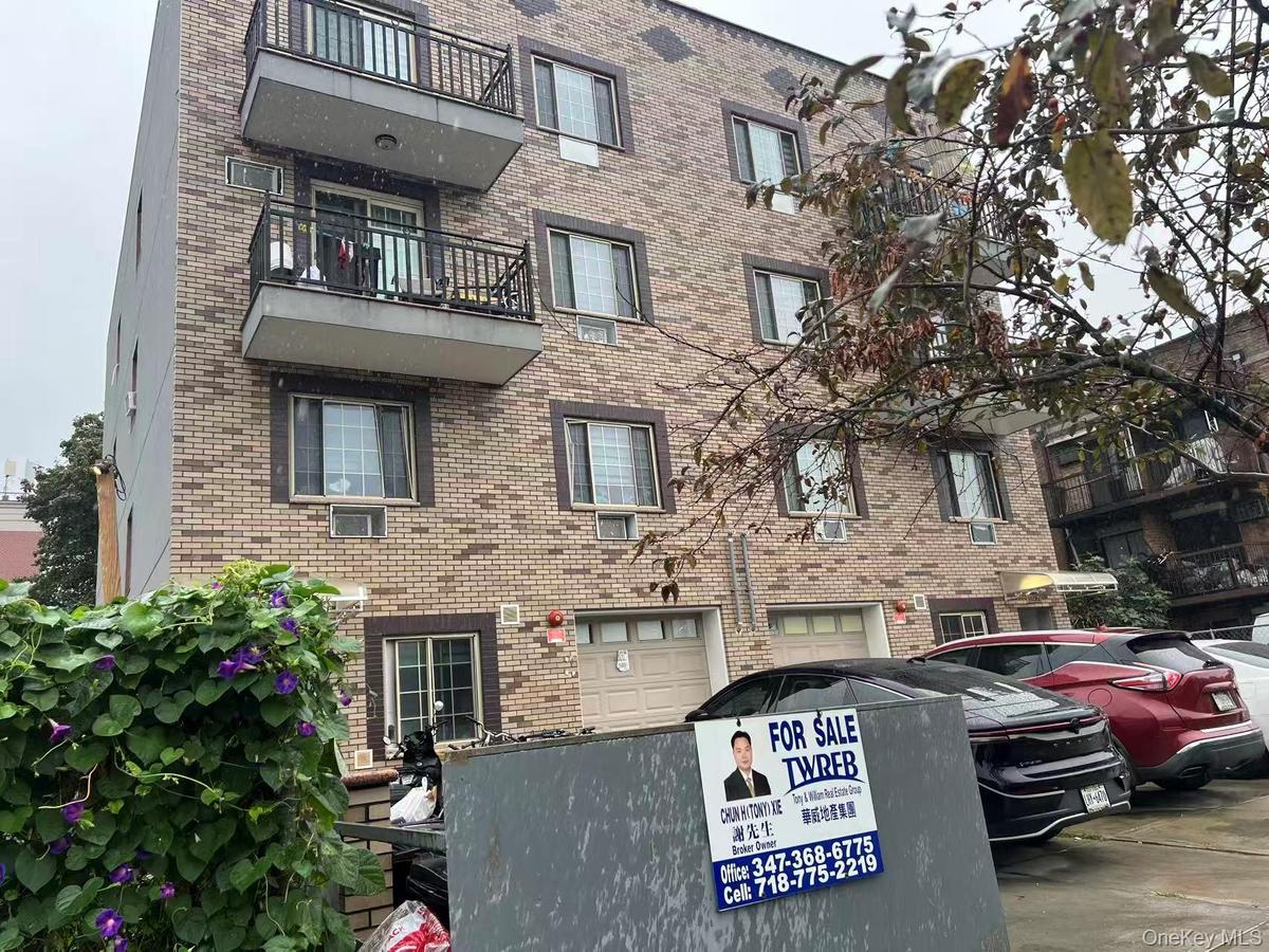 View of apartment building / complex with driveway