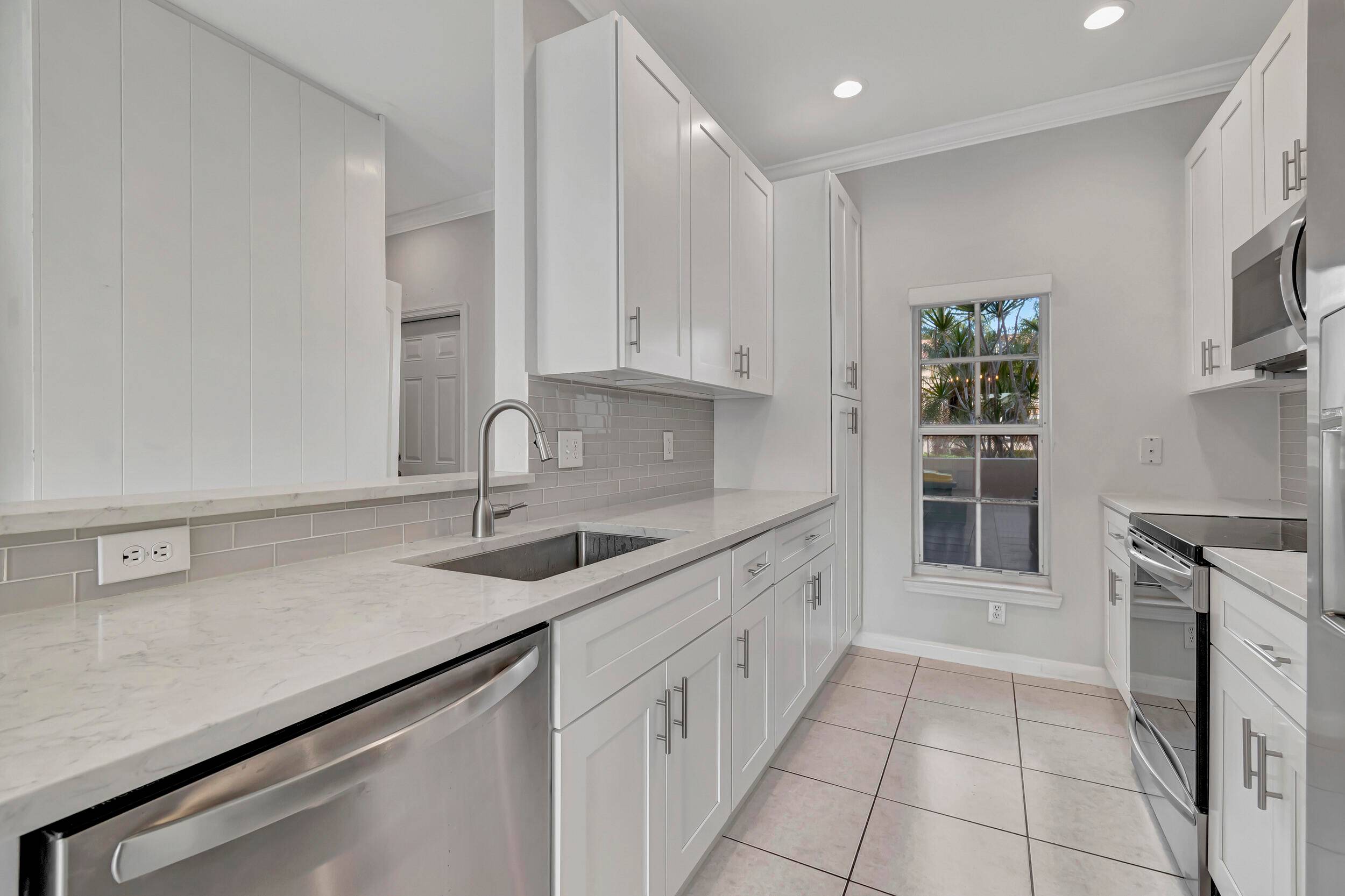 Enjoy life lived more beautifully in this modern townhome located in the desirable Banyan Oakbridge in Dania Beach, this outstanding 3 bed 2.