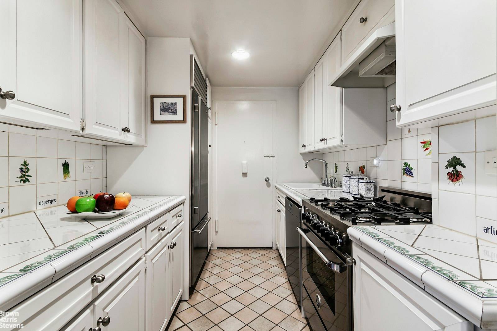 This immaculate 1bd 1bth has river views and home sweet home charm.