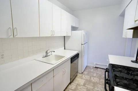 Super Spacing Sunny 4 Bed 2 Bath With Great FinishesUpdated Kitchen With a Dishwasher and Microwave2 Nicely Updated BathroomsHardwood Flooring and High CeilingsLarge Bedrooms with Great Closet SpaceOn Site LaundryAvailable ...