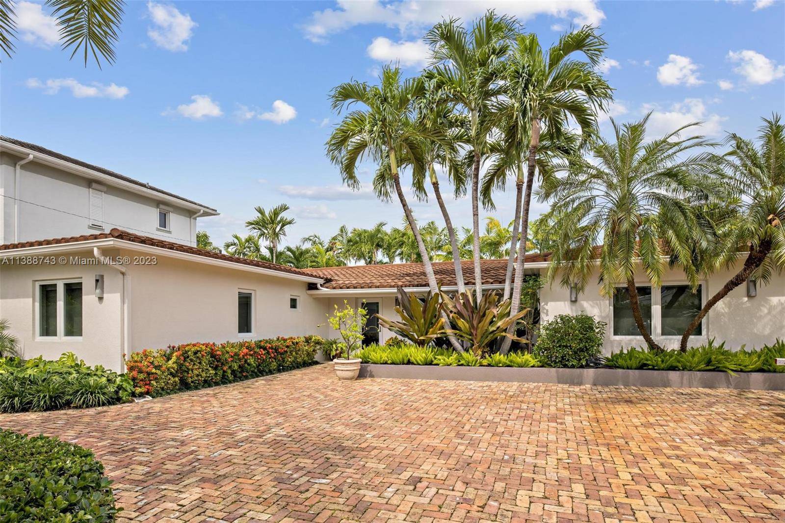Welcome to this exceptional residence located in the prestigious Key Biscayne community.