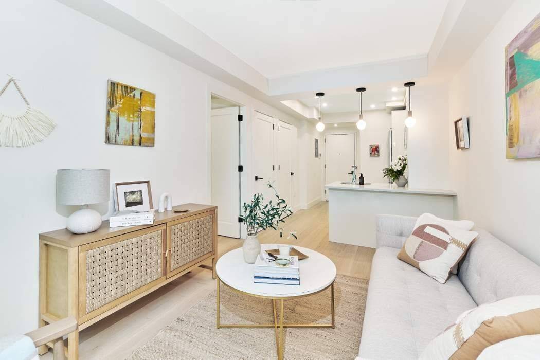 IMMEDIATE OCCUPANCY. Luxury living awaits you in this meticulously and efficiently designed south facing one bedroom, one bathroom jewel in Midtown east.